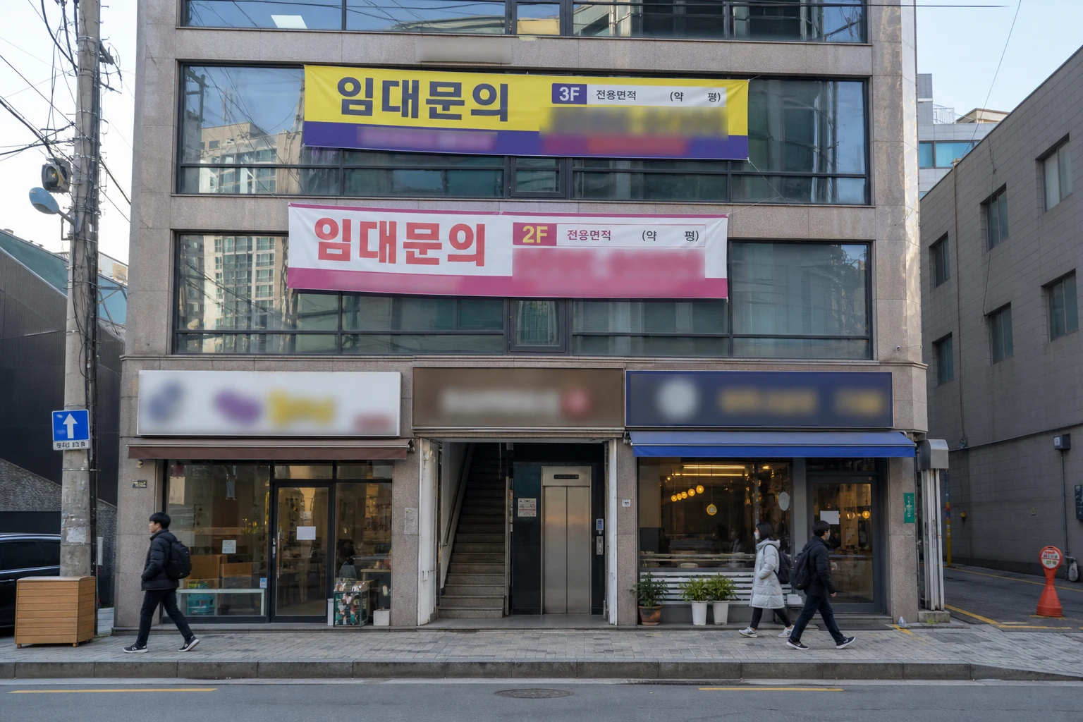 2층과 3층에 임대 문의가 걸린 한국 도시의 중형 상가 건물 외관